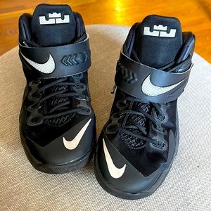 Nike LeBron James Soldier VIII youth 6Y-Boys-Basketball Shoes